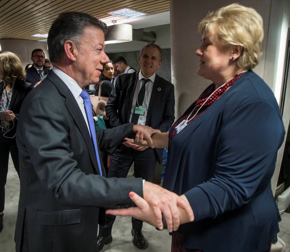 Statsminister Erna Solberg og Colombias president Juan Manuel Santos har møtt hverandre flere ganger før. Bildet er fra da de møttes under Verdens økonomiske Forum i Davos i januar i år. FOTO: HEIKO JUNGE/NTB SCANPIX