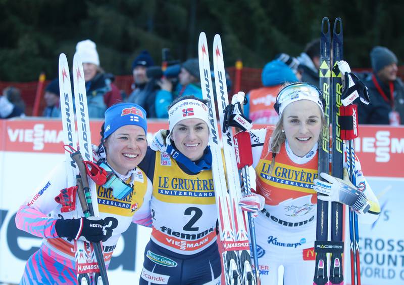 Heidi Weng (i midten) vant Tour de Ski sammenlagt foran Krista Pärmäkoski (t.v.) og Stina NIlsson.