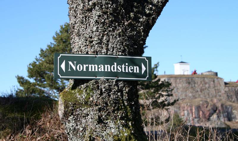 SKILTET: Normandstien er godt skiltet, og underveis passerer vi minnestøtter og fantastiske utkikkspunkter.