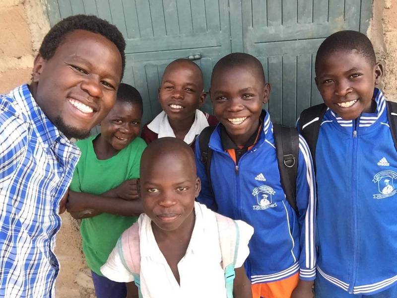 Disse barna og sosialarbeider Gedeon Mango gleder seg over innsamlingen på Malakoff.