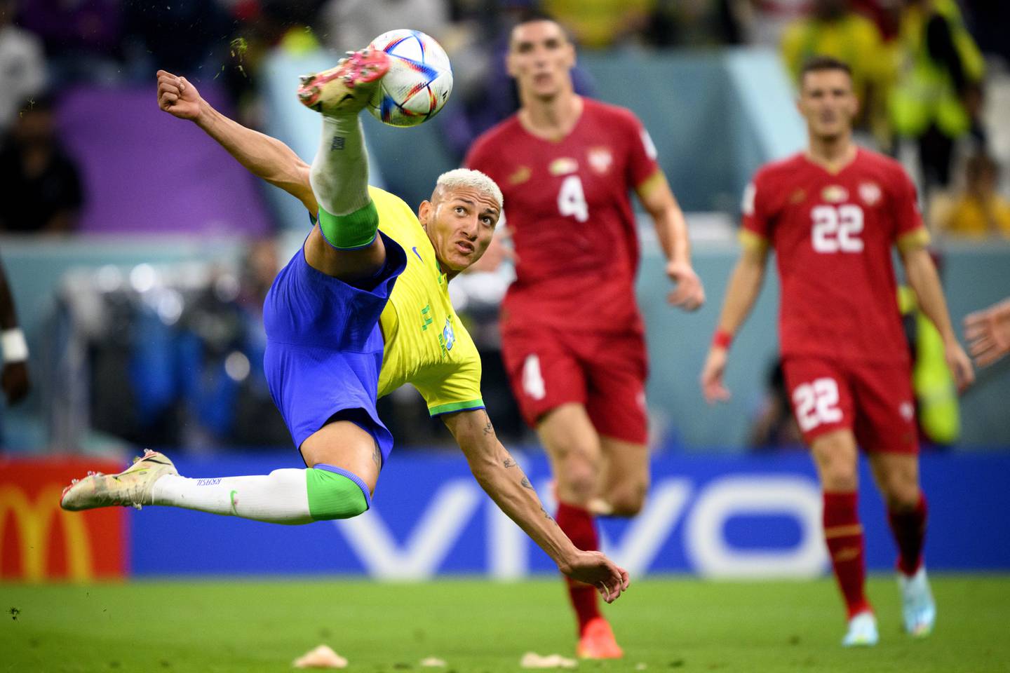 Richarlison scorer Brasils andre mål mot Serbia på en vridd hel volley.