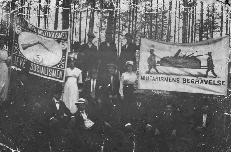 ARBEIDERTOG 1914: Det finnes dessverre så få bilder av parolene i arbeidertogene, at vi må ty til et bilde fra Rjukan. FOTO: ARBARK