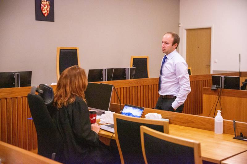 Andreas Ihlebæk er forsvarer for den drapstiltalte kvinnen. Her i samtale politiadvokat Tonje Tønder under rettssakens første dag i Moss tingrett.