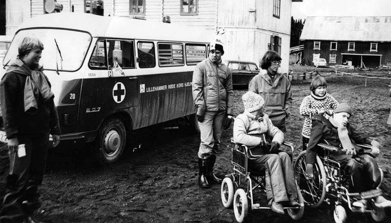 Lillehammer Ungdommens Røde Kors tar imot feriegjester på «Merket», et leirsted i Valdres, på 1970-tallet. Dette var et tilbud til funksjonshemmede. FOTO: NORGES RØDE KORS/NTB SCANPIX