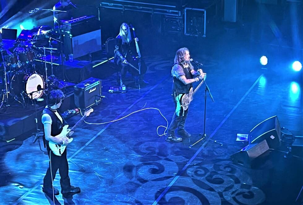 Johnny Depp (til høyre) på konsert med Jeff Beck, i Gateshead i England 2. juni. Nå kommer de til Norge sammen.
