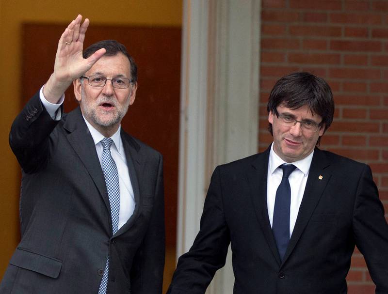 Statsminister Mariano Rajoy (t.v.) og Catalonias regionspresident Carles Puigdemont (t.h) er sterkt uenige. 