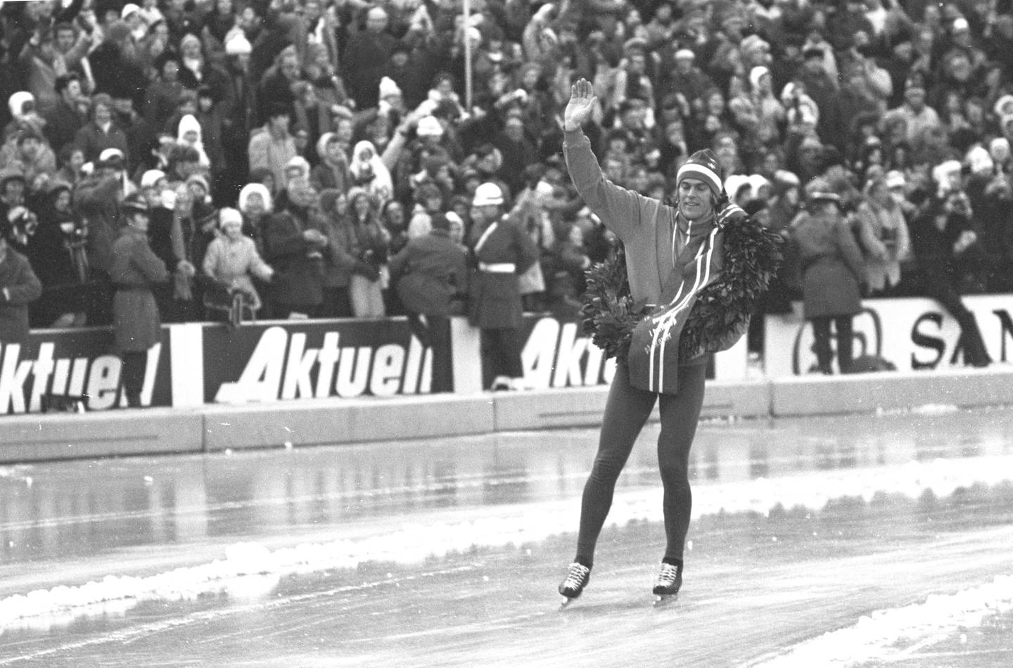 Oslo 19720220. VM på skøyter på Bislett. 
Her en glad verdensmester Ard Schenk med laurbærkrans som vinker til publikum.
Foto: NTB / Scanpix