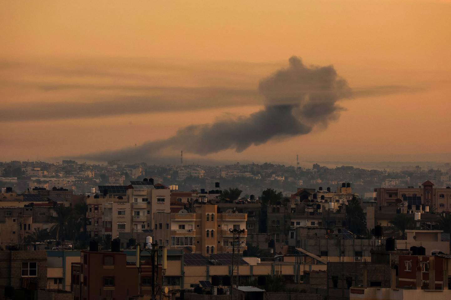 Oransje himmel med røyk over Gazastripen.