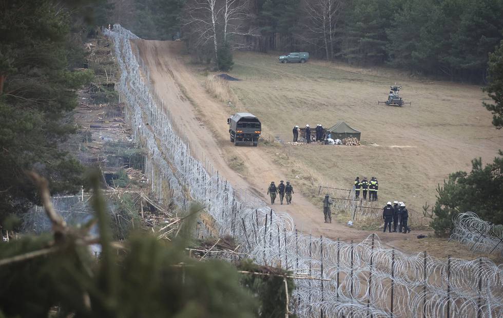 Oversiktsbilde viser en forlatt migrantleir på hviterussisk side av grensen mot Polen torsdag. Foto: Leonid Shcheglov / BelTA via AP / NTB