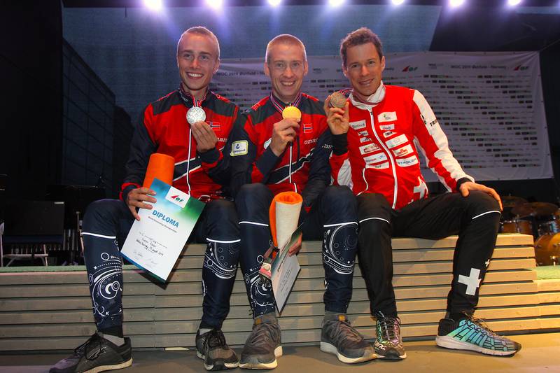 Medaljevinnerne på herrenes langdistanse: Kasper Fosser, Norge (sølv, t.v.), Olav Lundanes, Norge (gull) og Daniel Hubmann, Sveits (bronse)