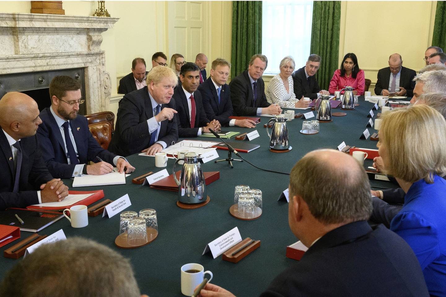 Statsminister Boris Johnson og regjeringen holdt møte tirsdag, dagen etter mistillitsvotumet.