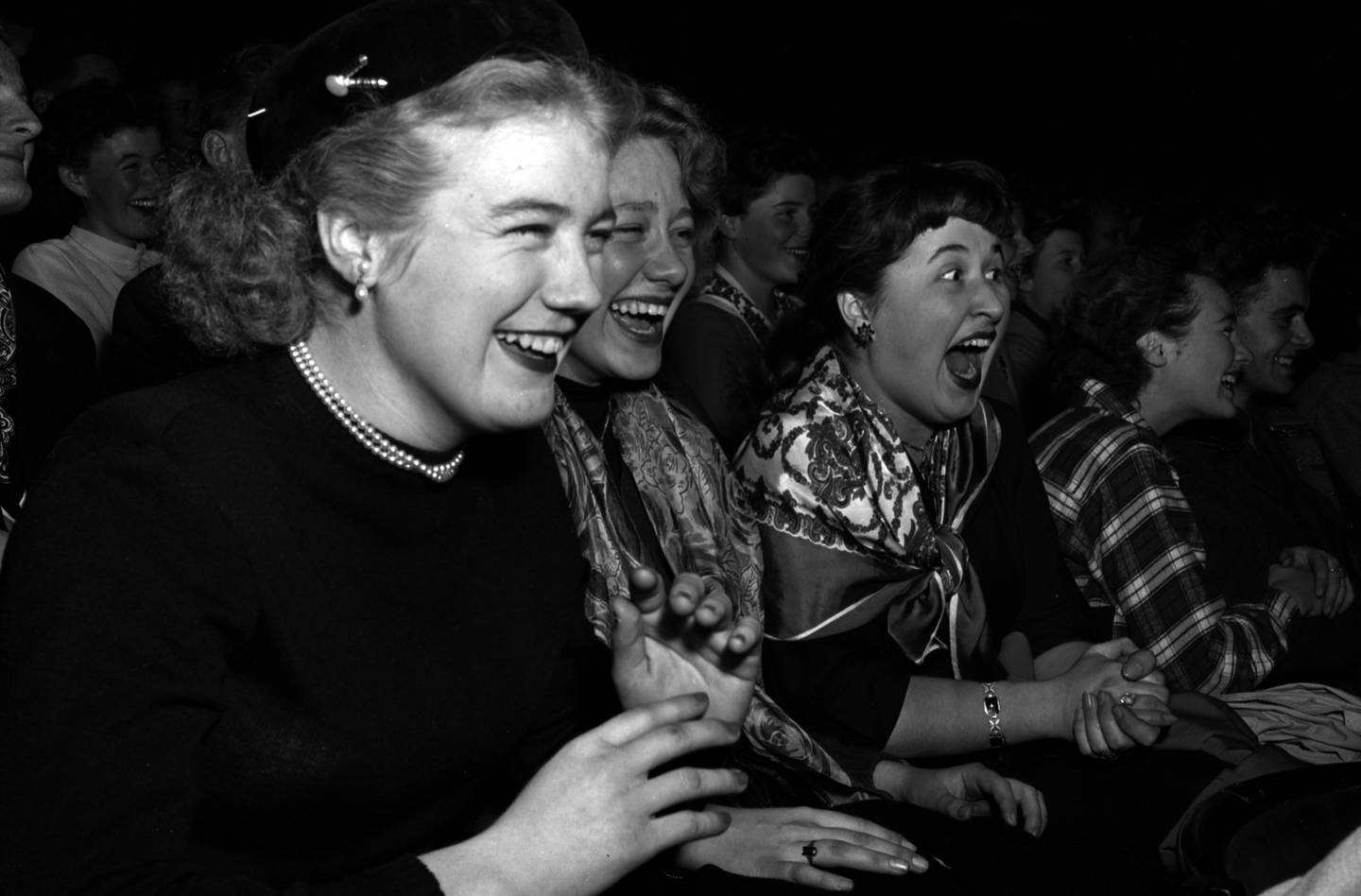 Louis Armstrong spilte for fullsatte saler og tusenvis av fans i Colosseum kino i oktober 1952. Jazzfeberen hadde truffet det norske publikumet, skrev ukebladet Aktuell.