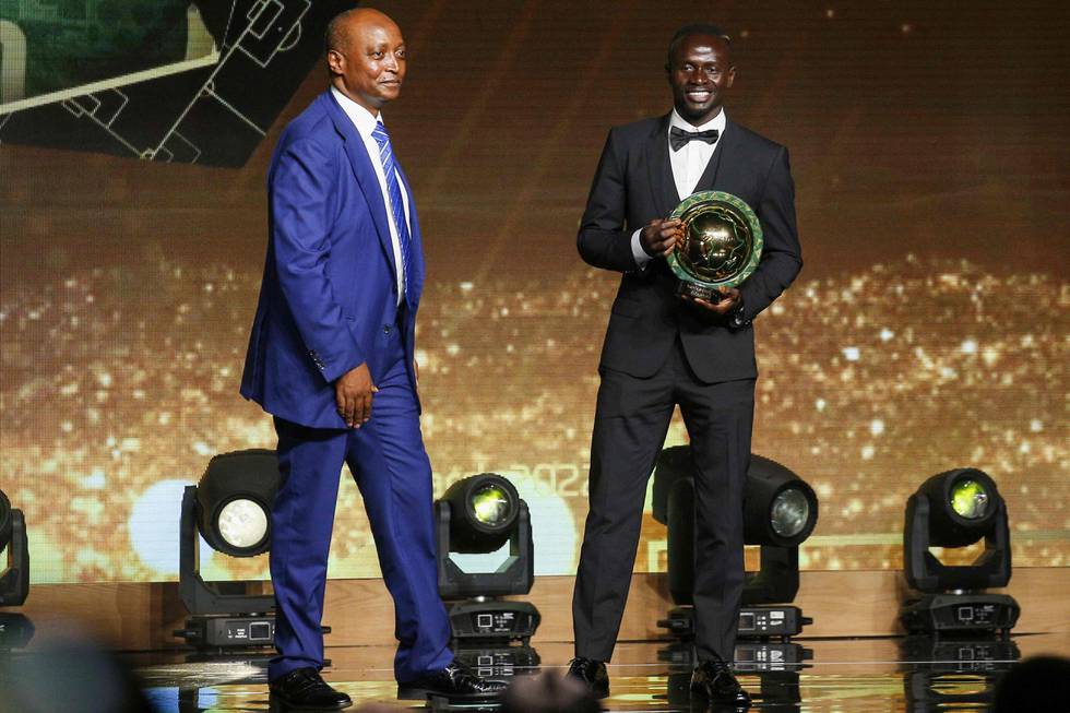 Sadio Mané får prisen som årets beste afrikanske spiller av den afrikanske fotballpresiedenten Patrice Motsepe (t.v.)