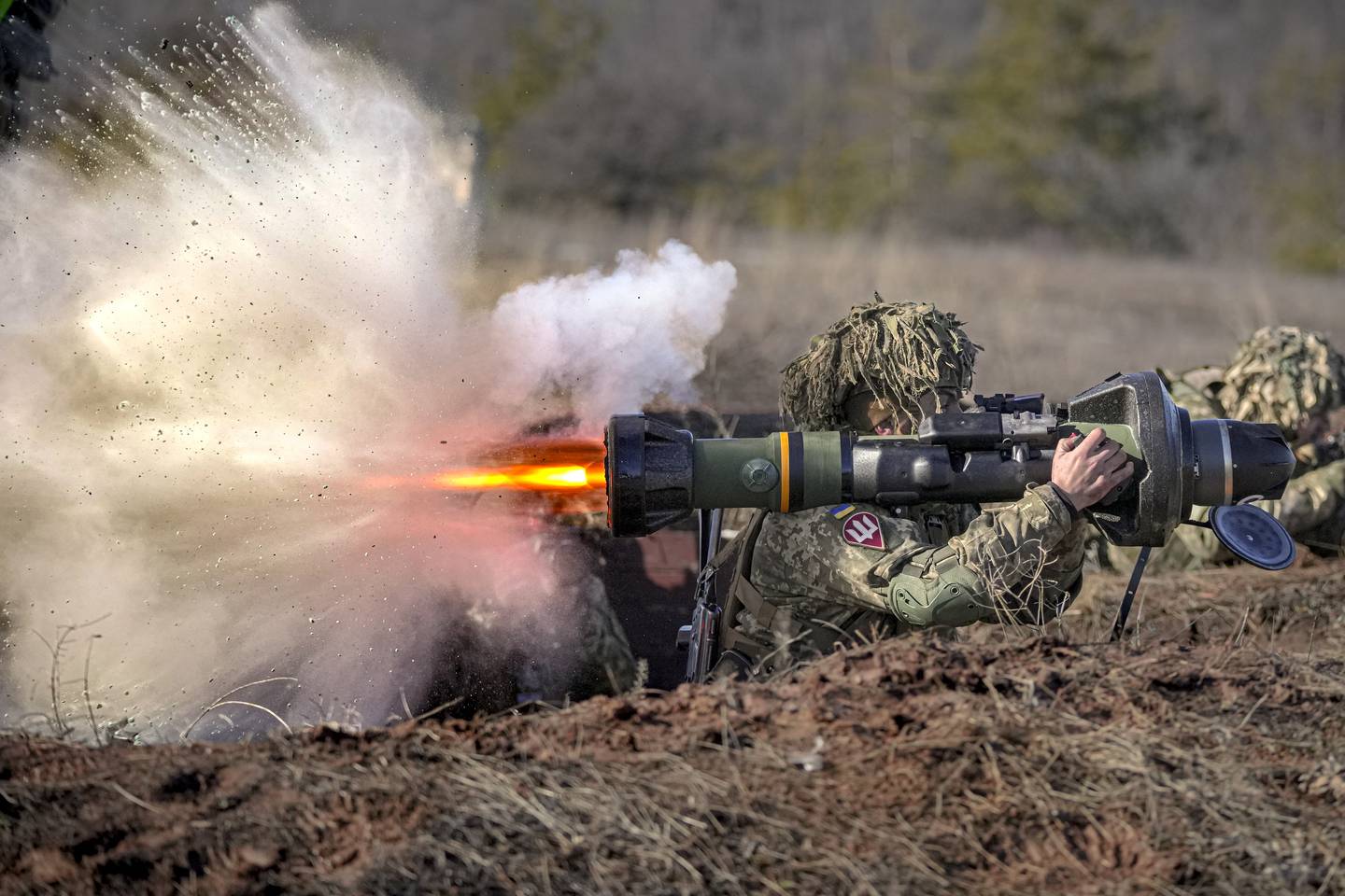En ukrainsk soldat avfyrer et våpen under en øvelse i Donetsk i Øst-Ukraina.