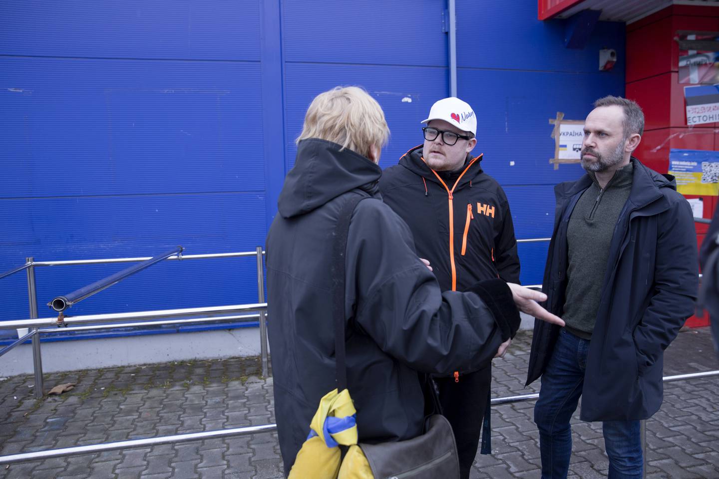 Stian Eliassen (t.v.) har jobbet fra morgen til kveld med å organisere hjemreisen til ukrainere som vil til Norge. Henrik Stokkeland kom ned på onsdag for å kjøre noen av dem.