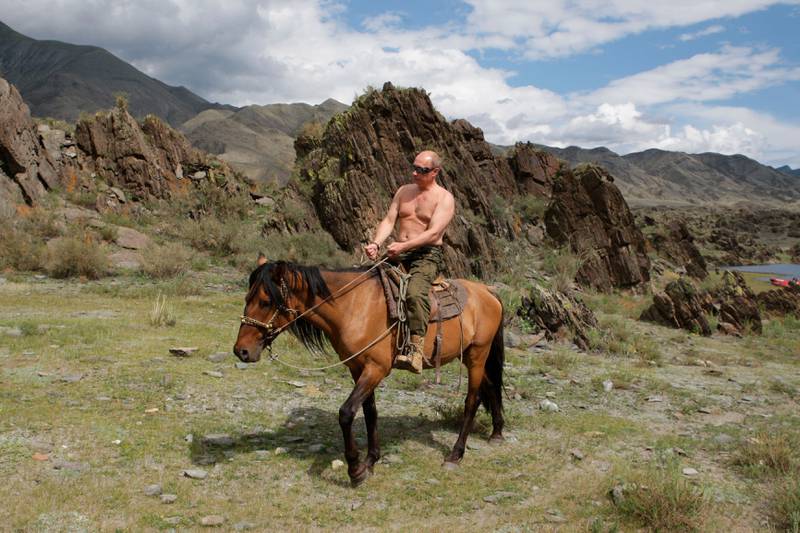 Vladimir Putin poserer gjerne til hest, og gjerne i bar overkropp. Her begge deler på en gang, under en ferie i 2009. FOTO: Alexsey Druginyn/AFP/ntb Scanpix