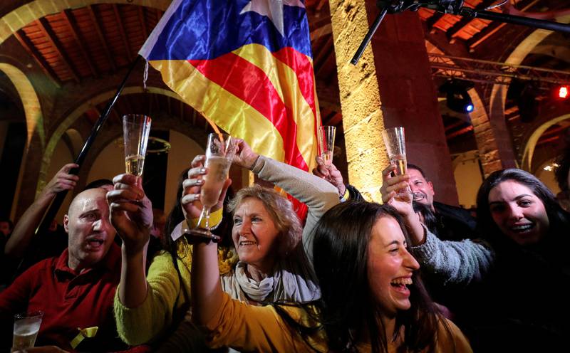 FEIRET: Folk som ønsker uavhengighet for Catalonia feirer i Barcelona etter valgresultatet. Uavhengighetspartiene     fikk mindre enn halvparten av stemmene totalt, men får likevel flest plasser i det katalanske parlamentet på grunn av valgsystemet. FOTO: ALBERT GEA/NTB SCANPIX