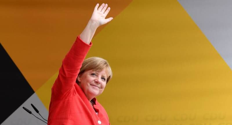 Angela Merkel vinker til publikum under et valgkamparrangement i Cuxhaven tirsdag.
