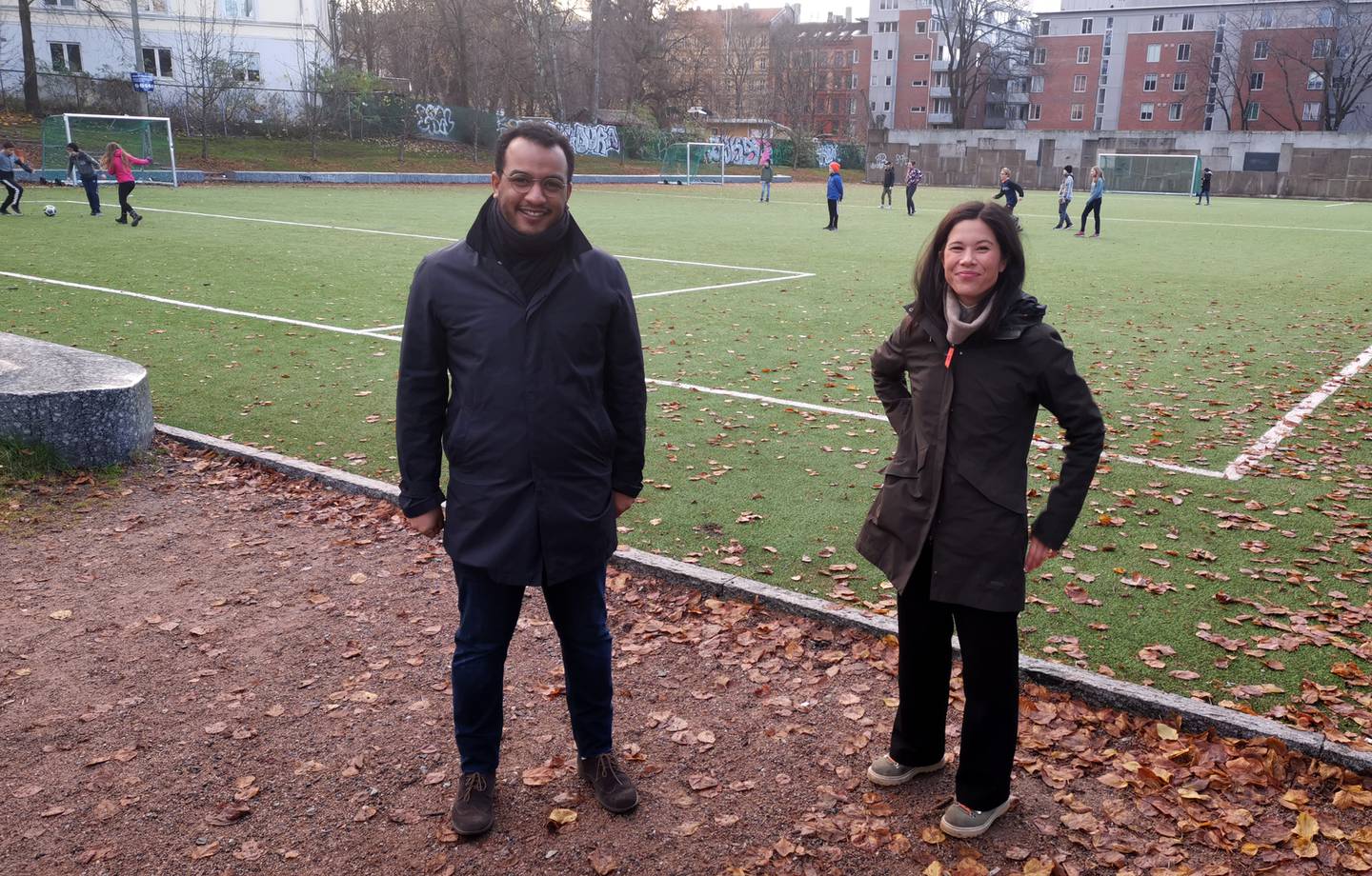 Omar Samy Gamal og Lan Marie Berg foran kunstgressbane på Klosterenga.