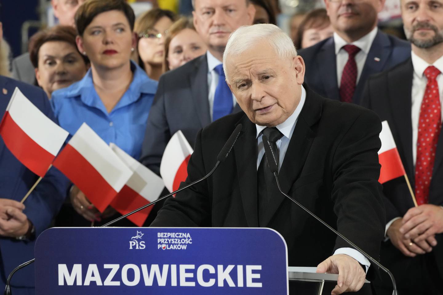 PiS-leder Jaroslaw Kaczynski taler på et valgkamp-møte.