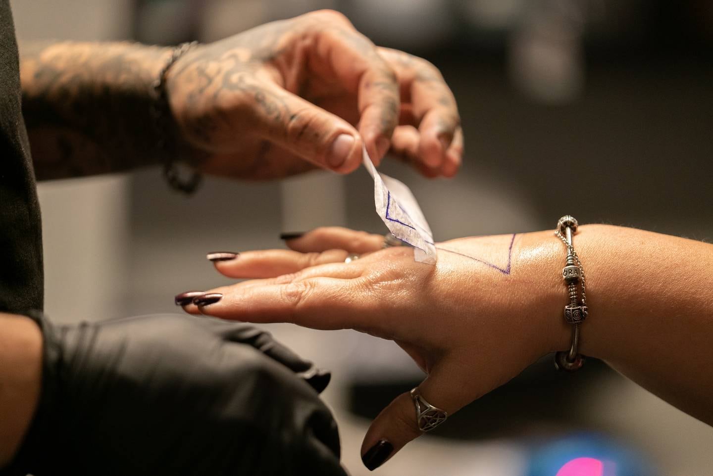 Før bryllupet tatoverer Lena Skarning en trekant på hver hånd. Med disse skal hun påkalle naturelementene. (Giulia Troisi)