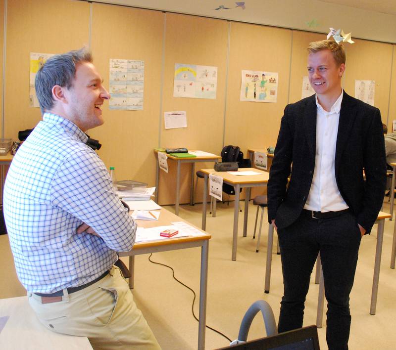 FRIVILLIGE: Økonomene Knut Berglie og Jens Petter Skaug i Econa tilbyr gratis undervisningsopplegg til ungdomsskoler.