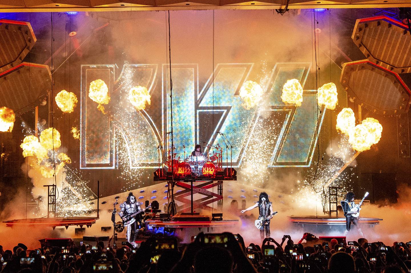Kiss anno 2019: Gene Simmons, Eric Singer, Paul Stanley og Tommy Thayer på scenen i Cincinnati. Nå kommer filmen om bandets første år, tidlig på 1970-tallet.
