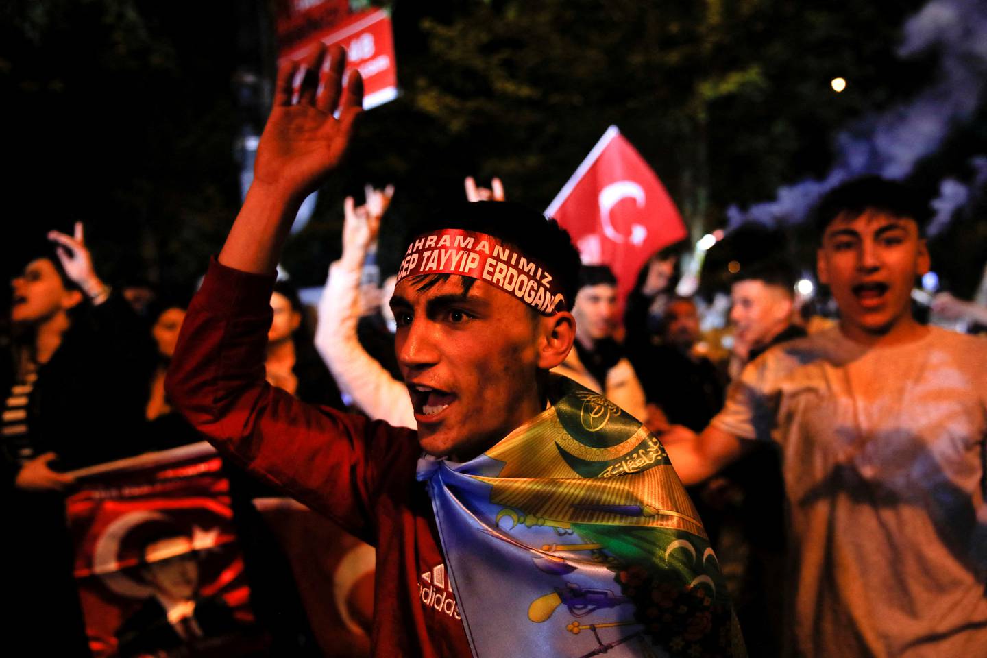 Tilhegnerre av Erdogans AKP-parti smalet seg i Istanbul på valgnatta.
