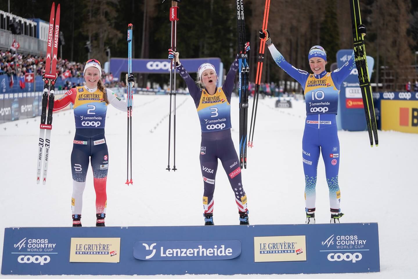Mathilde Myhrvold på sprintpallen sammen med vinner Jessie Diggins og treer Anamarija Lampic i Tour de Ski tirsdag. Foto: Terje Pedersen / NTB