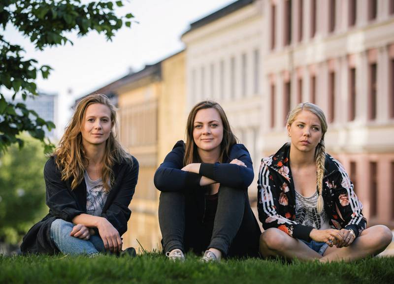 Gine Cornelia Pedersen som Nenne, Siri Seljeseth som Elise og Alexandra Gjerpen som Alex i «Unge lovende». FOTO: EIRIK EVJEN/NRK