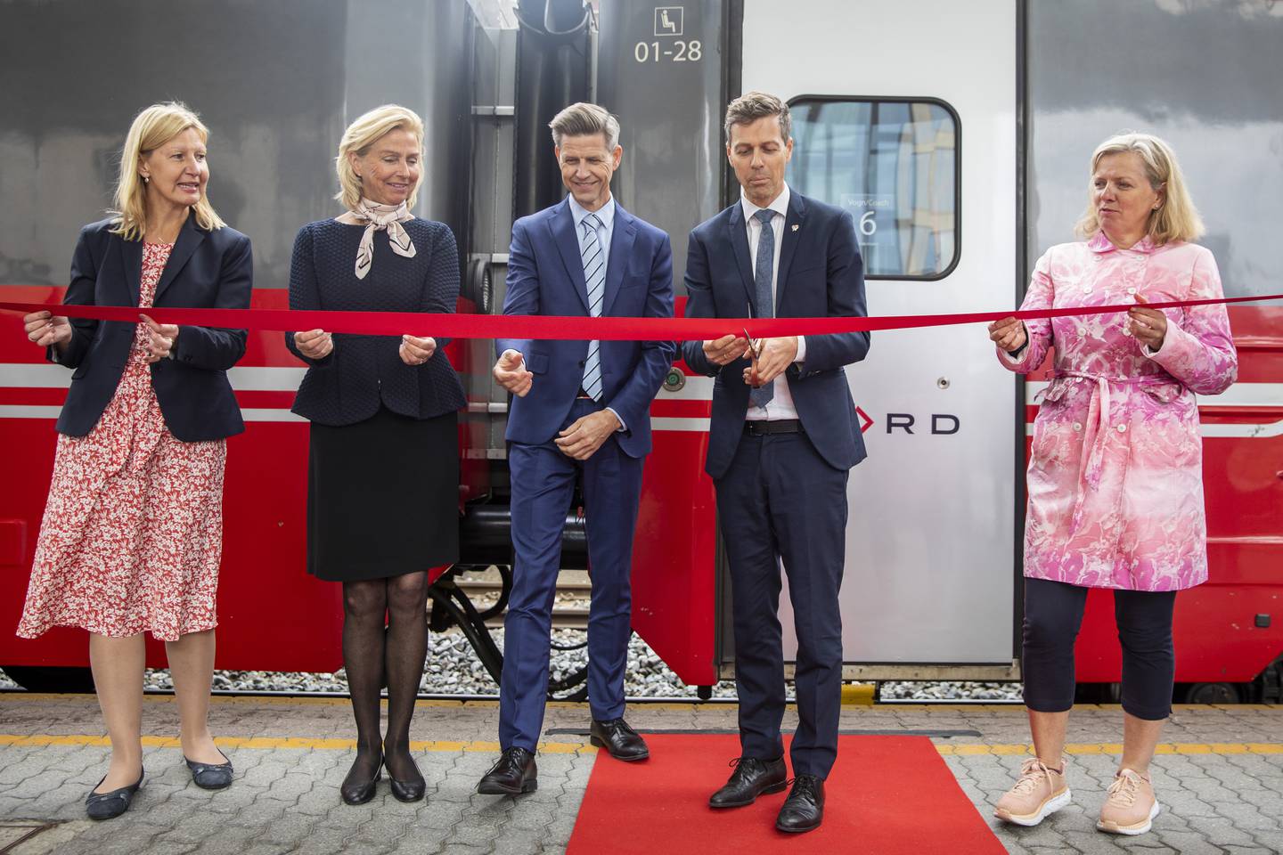 Det at nye togselskaper har overtatt deler av passasjertrafikken i Norge, omtales som den siste milepælen for jernbanen i Norge. Her klipper samferdselsminister Knut Arild Hareide (KrF) snor for SJ Norge, i juni i fjor.