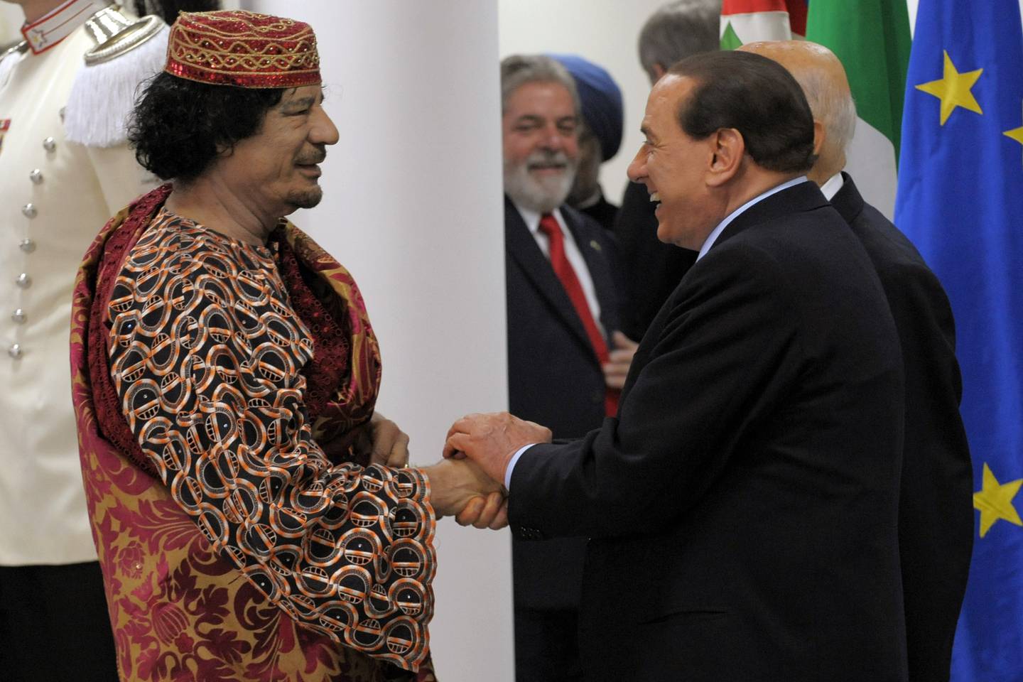 Libyas leder Muammar Gaddafi, til venstre, møtte Italias statsminister Silvio Berlusconi under en middag på G8-møtet i L'Aquila i Italia i 2009.