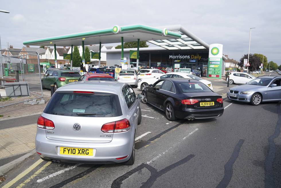 Det har vært køer ved bensinstasjonene i Storbritannia i flere dager. Nesten en tredel av BPs stasjoner har gått tomme for to av de vanligste typene bensin. Foto: Mike Egerton / PA via AP / NTB