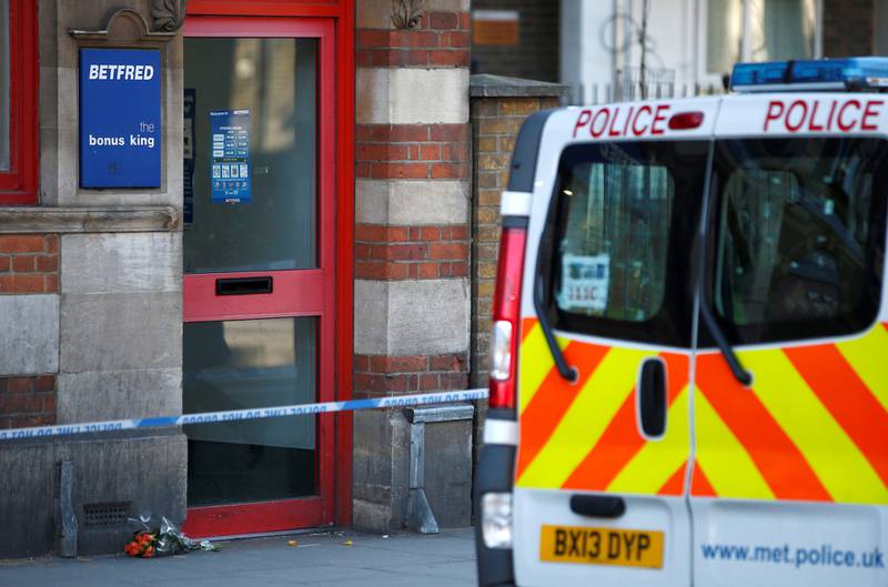 DREPT: Blomster er lagt på åstedet der en mann ble knivtukket og drept denne uka i Clapton i London. 	FOTO: HENRY NICHOLLS/NTB SCANPIX