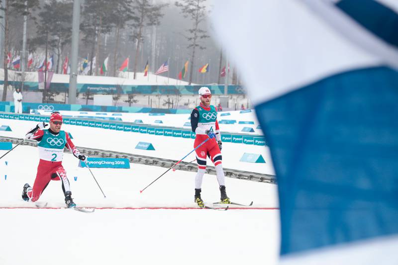 Det finske flagget vaier allerede når Martin Johnsrud Sundby (t.h.) blir beste nordmann på 5. plass på femmila. Alex Harvey orker å stikke fram foten slik at han tar 4. plassen.