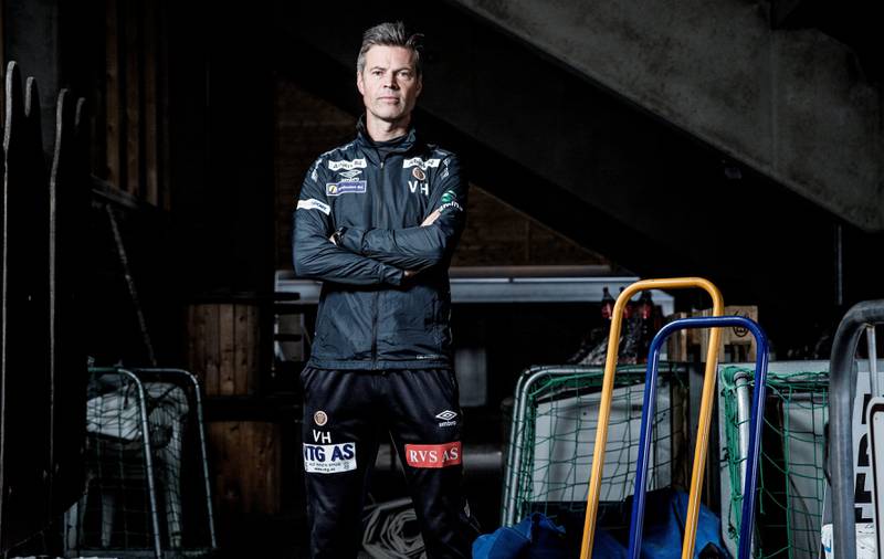 Selv da Vegard Hansen spilte på fjerde nivå i Vikersund på 80-tallet fikk han karakter og kommentar i lokalavisen. Han har levd med tøffe vurderinger siden han var konfirmant. FOTO: FREDRIK BJERKNES
