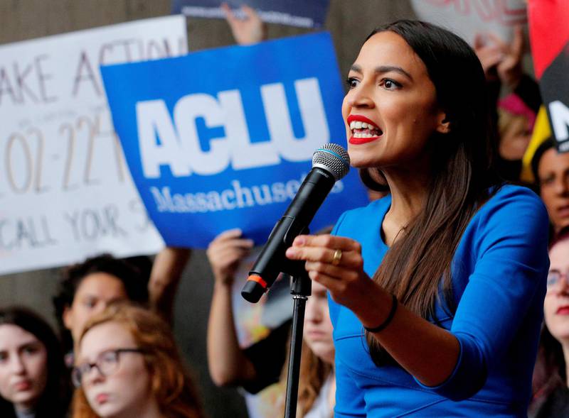 29 år gamle Alexandria Ocasio-Cortez overrasket mange da hun   vant primærvalget i New Yorks 14. valgdistrikt. Tirsdag blir hun trolig den yngste kvinnen i Kongressen noensinne.