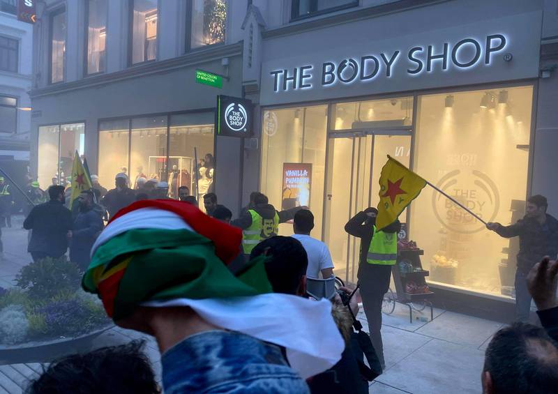 Oslo 20191026. 
Demonstrasjonen ved den tyrkiske ambassaden lørdag forflytter seg i byen. Demonstranter tar seg inn i butikk på Karls Johans gt.
Foto: Lars Bryhn Nyland / NTB scanpix