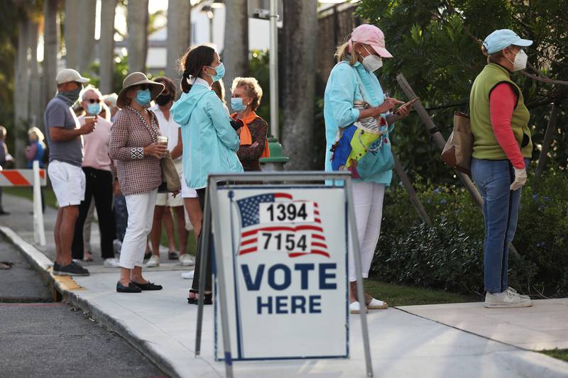 PALM BEACH, FLORIDA- NOVEMBER 03: People stand in line to vote at the Morton and Barbara Mandel Recreation Center on November 03, 2020 in Palm Beach, Florida. After a record-breaking early voting turnout, Americans head to the polls on the last day to cast their vote for incumbent U.S. President Donald Trump or Democratic nominee Joe Biden in the 2020 presidential election.   Joe Raedle/Getty Images/AFP
== FOR NEWSPAPERS, INTERNET, TELCOS & TELEVISION USE ONLY ==