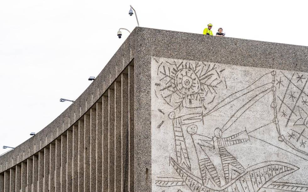 De kjente kunstverkene i Y-blokka, «Fiskerne» og «Måken» av Pablo Picasso og Carl Nesjar, tas ned i juli, men skal bevares i det nye regjeringskvartalet. Foto: Ole Berg-Rusten / NTB scanpix