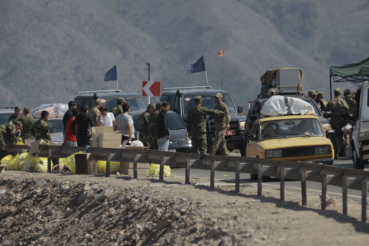 Etniske armenere og EU-observatører kjører forbi et sjekkpunkt på veien fra Nagorno-Karabakh til Goris i Armenia.