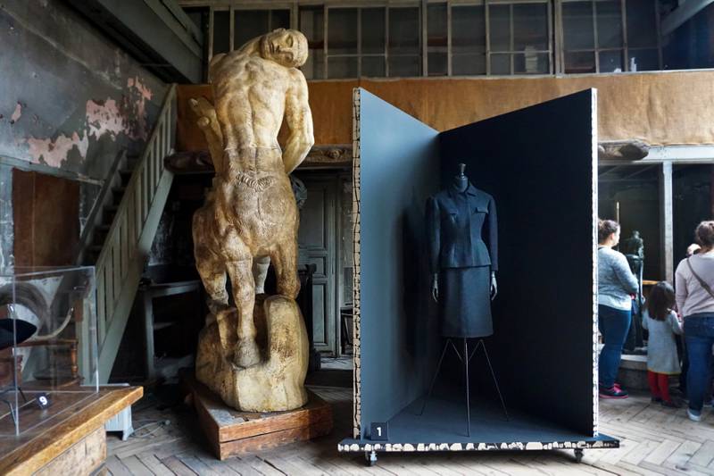 På Musée Bourdelle møtes Balenciagas haute couture Antoine Bourdelles monumentale skulpturer.