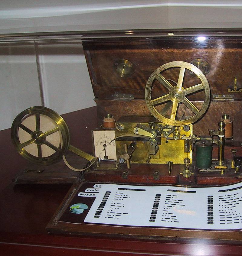 Bildet viser Samuel Morses sender- og mottakerapparat.