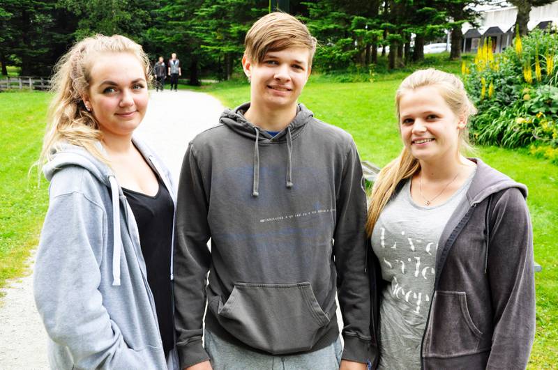 SOSIALT: Frida Børø Krogh (18), Sander Malmin (18) og Kristine Egeli (18) tilbrakte ettermiddagen med Pokémon-jakt i Sandvedparken. FOTO: EIGIL KLOSTER OSMUNDSEN