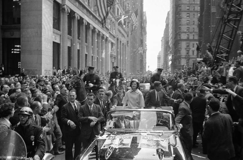 Valgkamp: Senator John F. Kennedy og kona Jackie i åpen bil oppover Broadway under valgkampen. Oktober 1960.