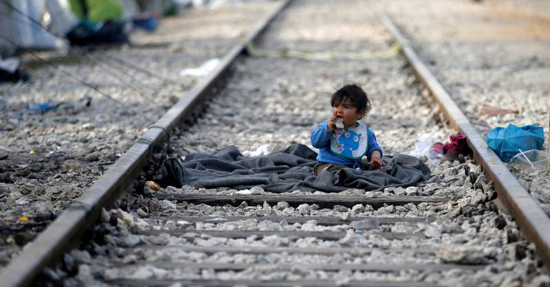 Fortsatt befinner mange flyktninger og migranter seg på grensen til Makedonia. Her et lite barn på togskinnene i Idomeni i Hellas. FOTO: NTB SCANPIX