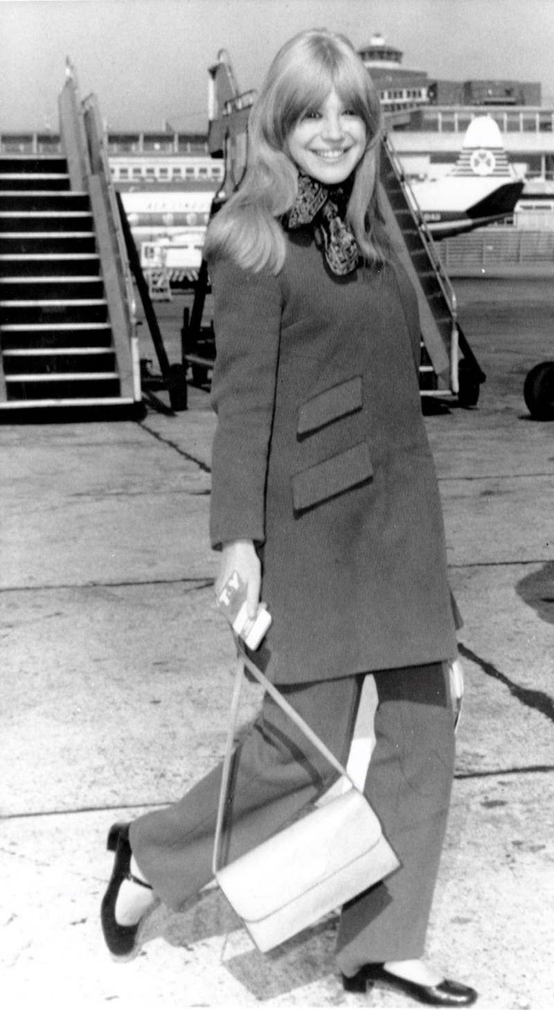 Karrieren tok av for Marianne Faithfull etter at hun fikk en hit med Rolling Stones-låten «As Tears Go By» – før gruppen selv spilte den inn. Her er hun på flyplassen i London i 1966, 19 år gammel, på vei til et TV-show. FOTO: NTB SCANPIX