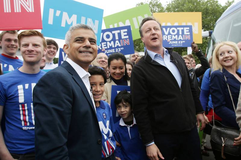 FOR EN FELLES SAK: Med et dypt splittet konservativt parti må statsminister David Cameron få med seg Labour i kampen for å bli i EU. I en uvanlig opptreden i mai stilte Cameron og den nyvalgte London-ordføreren Sadiq Khan opp sammen i kampanjen «Britain Stronger in Europe».