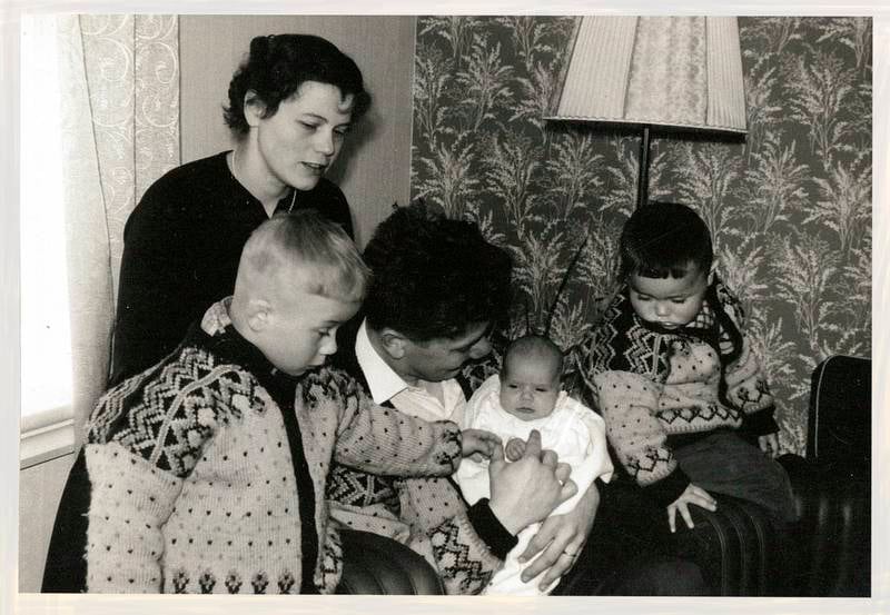 LILLESØSTER I 1964: Lillebror Franks og mitt første møte med Anne.