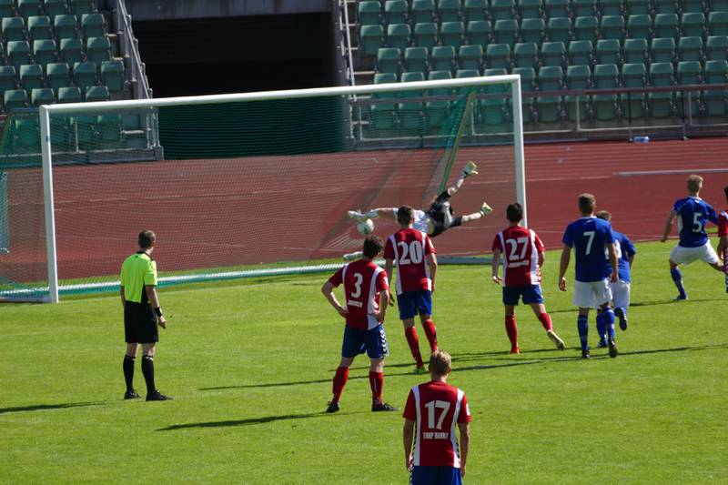 Lyns keeper Sofus Rasmussen strekker seg forgjeves etter straffesparket. Isak Furu Krogstad scoret Senjas fjerde mål.
